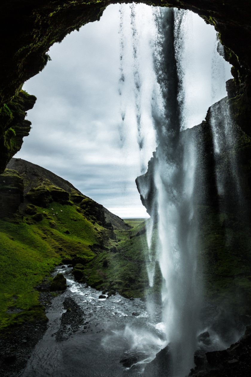 2 seljalandsfoss waterfalls you can walk behind iceland map winter skogafoss