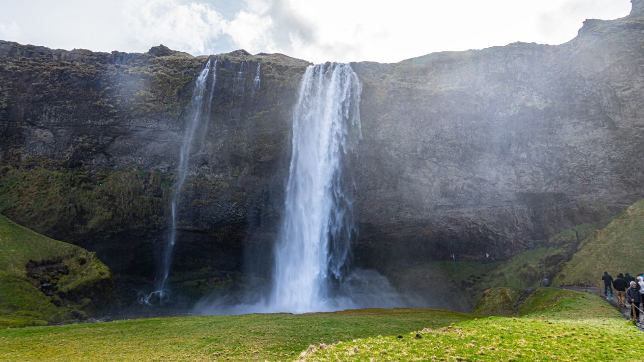 8 seljalandsfoss waterfalls you can walk behind iceland map winter skogafoss